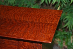 View of the excellent book matched hand-selected quarter-sawn white oak in the top.